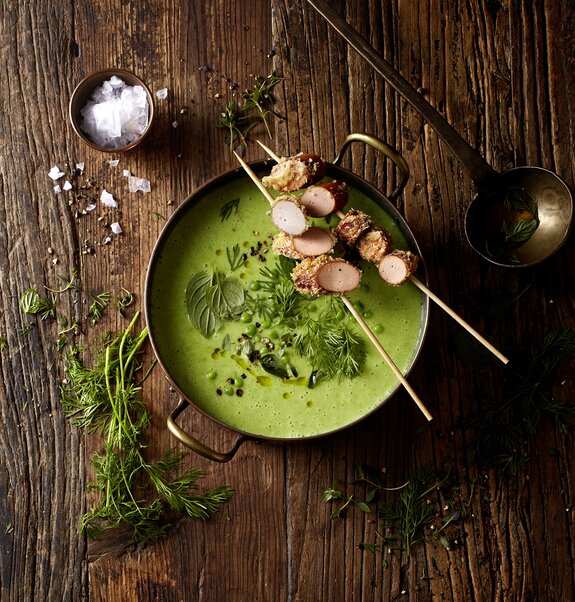 Erbsensuppe mit vegetarischen Würstchen