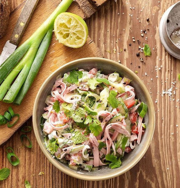 Sommerlicher Fleischsalat mit Schinken Spicker Mortadella und Limette