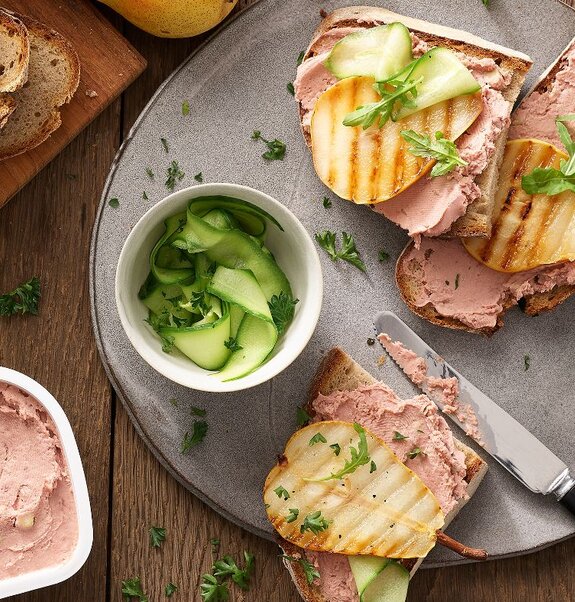 Herzhaftes Bauernbrot mit Leberwurst und gegrillter Birne