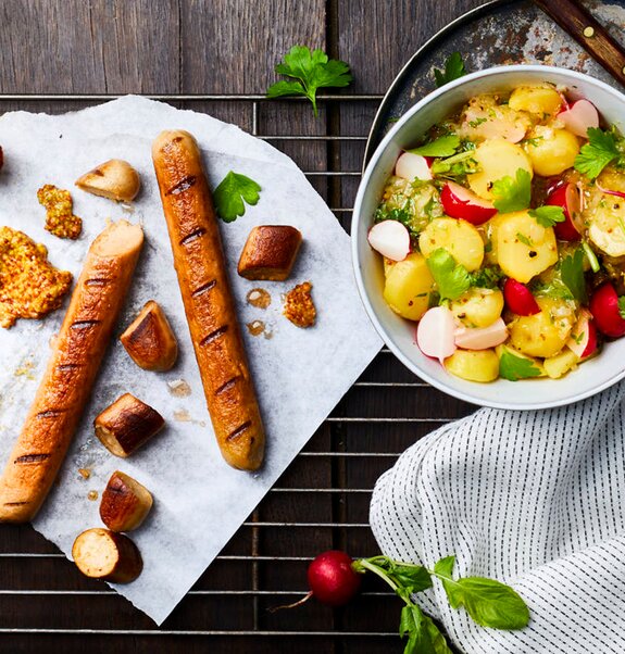 Bratwurst mit Kartoffelsalat Rügenwalder Mühle Titelbild