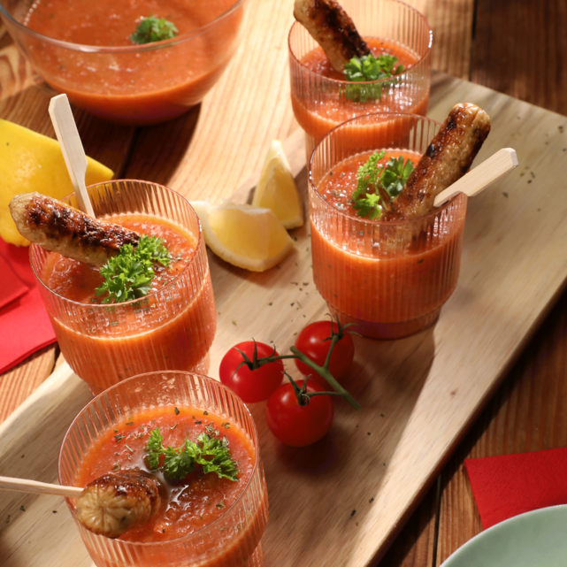 Mühlen Gazpacho mit veganen Rostbratwürstchen | Rügenwalder Mühle