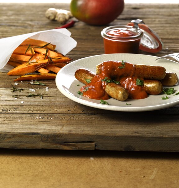 Vegane Currywurst mit Süßkartoffel-Pommes frites