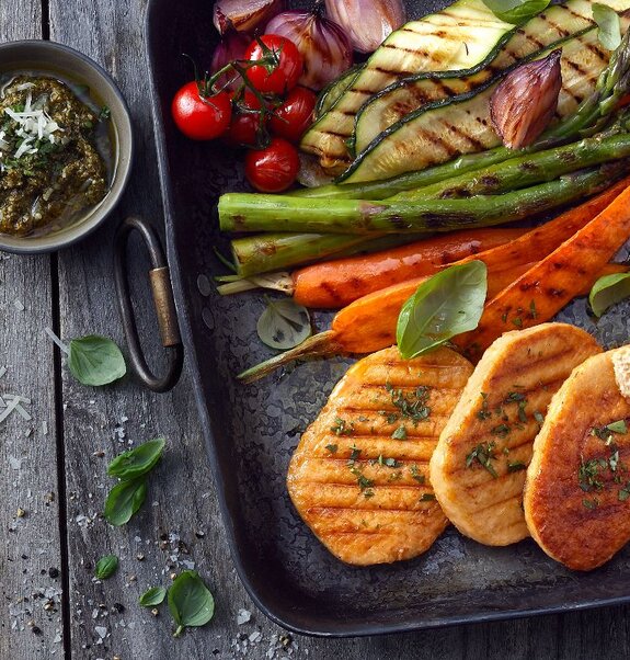 Vegane Filets mit Grillgemüse: Grüner Spargel, Gelbe Zucchini, Kirschtomaten und rote Zwiebeln. Schön bunt und lecker