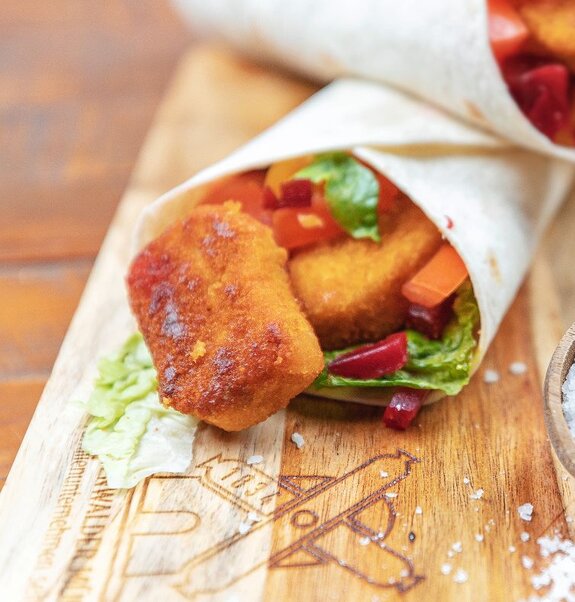 Lauwarme Wraps mit veganen Nuggets