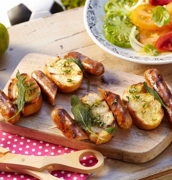 Vegane Bratwurst-Brot-Spieße vom Grill mit Knoblauch-Kräuter-Marinade