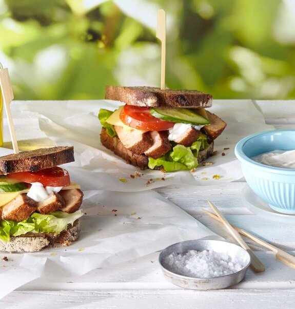 Geröstetes Brot mit veganen Frikadellen und Joghurt-Dip