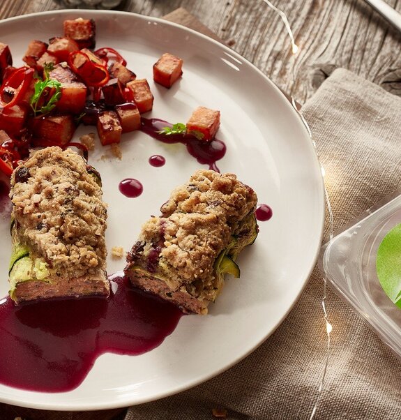 Vegane Weihnachtsröllchen in Haselnusskruste mit Rotkohlsud und Bratsüßkartoffeln