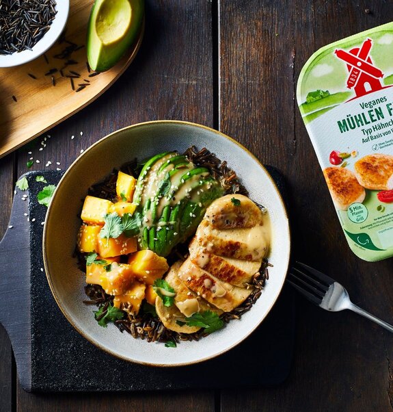 Lust auf eine Schüssel voll unbeschwertem Genuss? Hier geht's zur Buddha Bowl mit Veganem Mühlen Filet, Avocado und Mango!