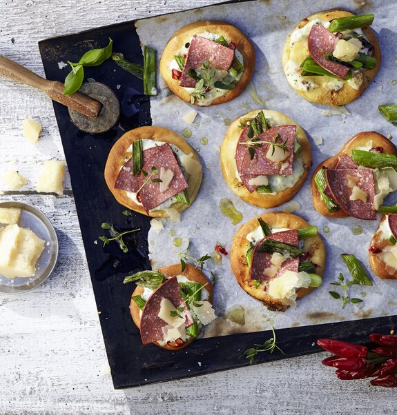 Mini-Pizzen mit veganer Salami, Crème fraîche und Lauch