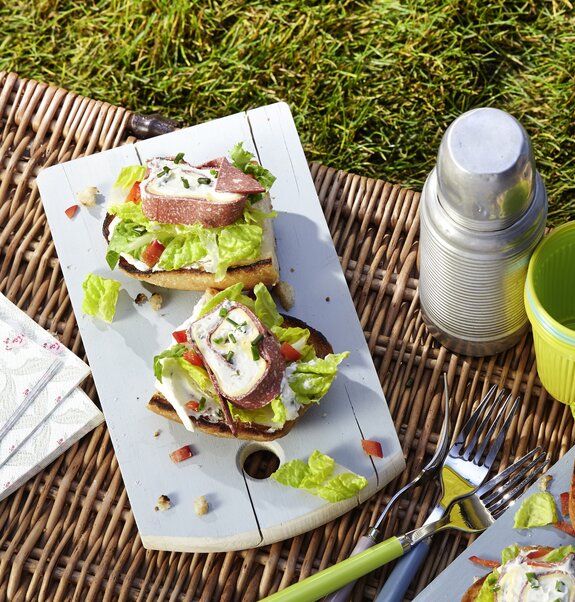 Roulade von veganer Salami und Frischkäse auf geröstetem Ciabatta