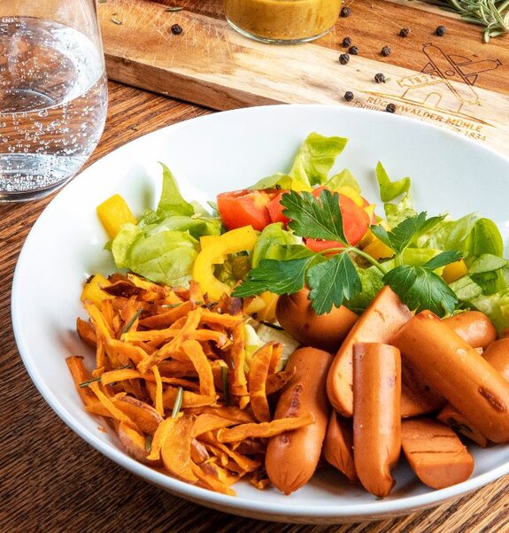 Bunter Salat mit Süßkartoffel-Pommes und vegetarischen Würstchen