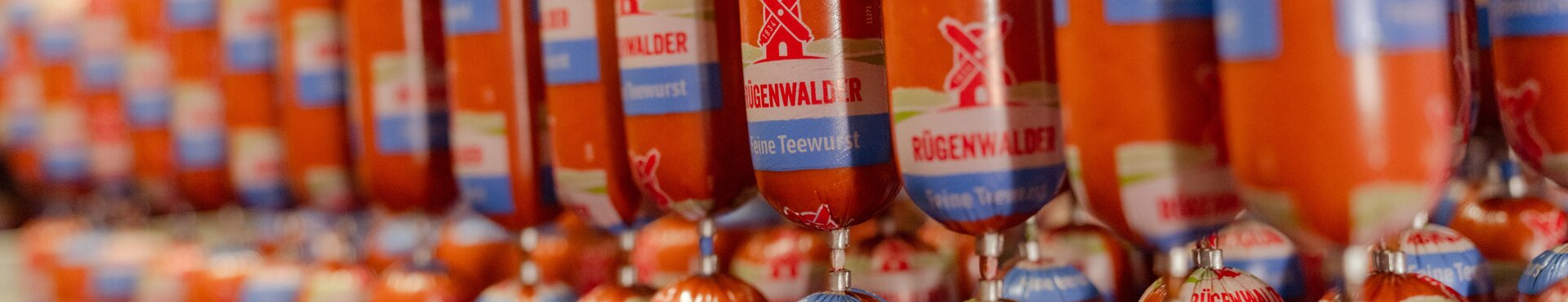 Herstellung Teewurst im Werk der Rügenwalder Mühle: Teewurst auf dem Wurstwagen