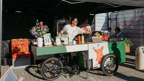 Das Mühlen-Bike unterwegs auf der Fahr-Brat-Tour zur Fußball EM 2024 macht Halt in Hamburg - Headerbild Pressemitteilung  der Rügenwalder Mühle